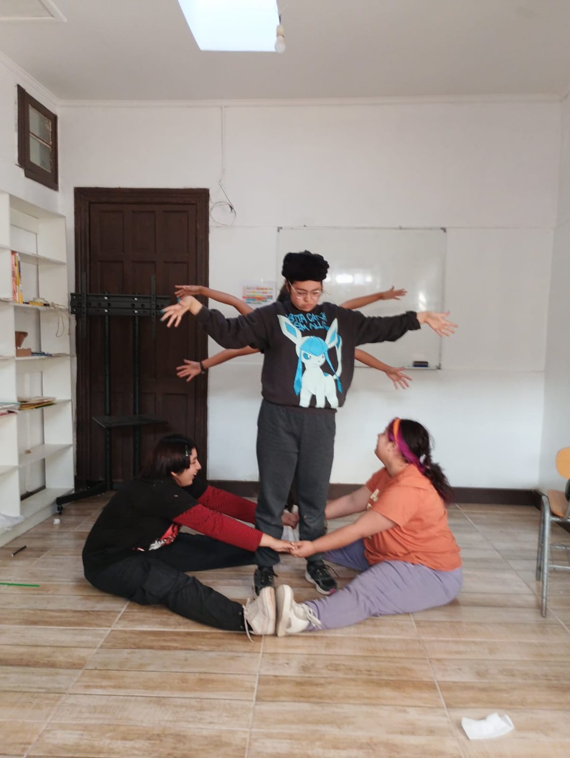 El hall de la escuela, con la biblioteca y los trabajos de los estudiantes