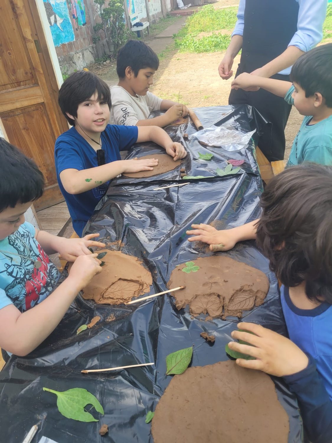 Taller de arcilla con hojas naturales